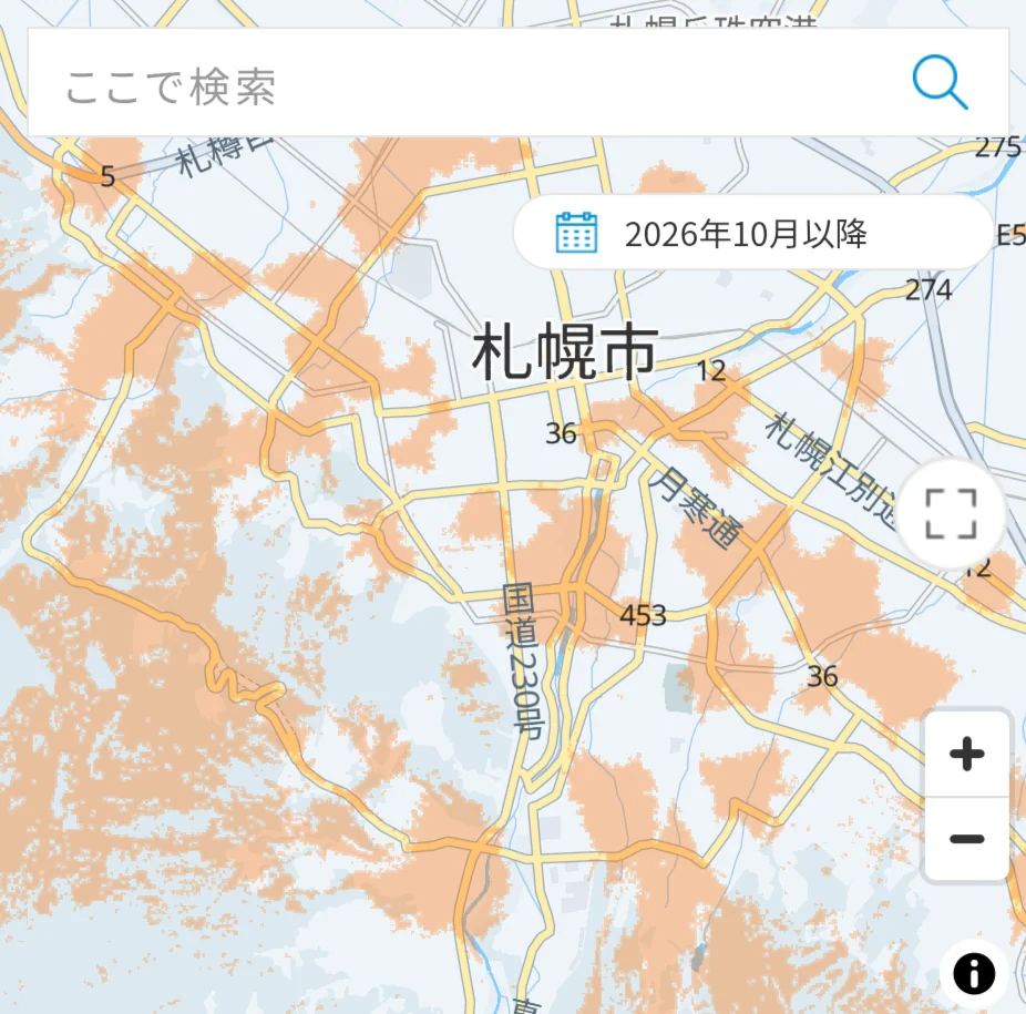 KDDIの楽天モバイル向けローミングサービス提供エリア。2026年10月以降の表示で、札幌市の中心部の周りの市街地でオレンジ色が減り、西〜南西の山側に多く残っている